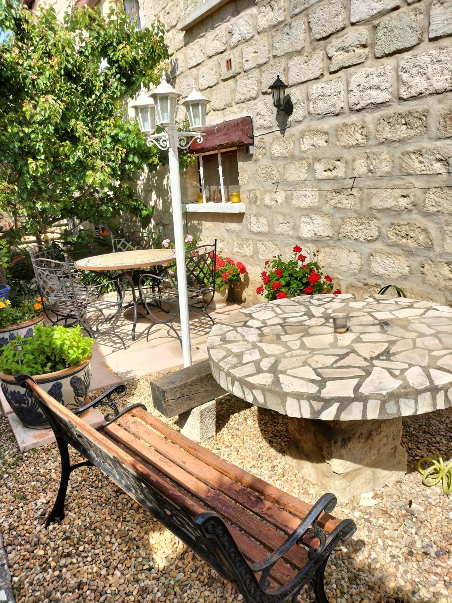 Charmant Appart Avec Jardin Aigues-Mortes Εξωτερικό φωτογραφία